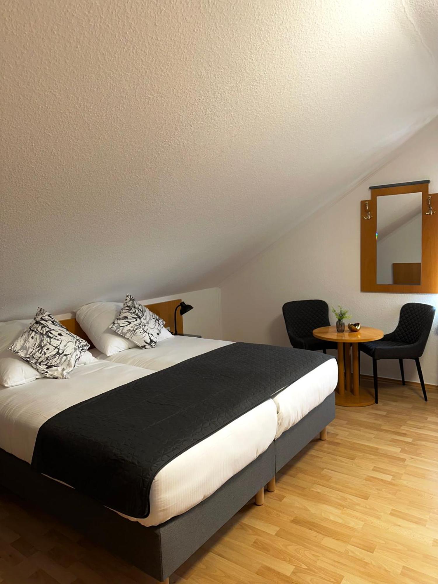 Hotel Restaurant Haus Odendahl โคโลญ ภายนอก รูปภาพ